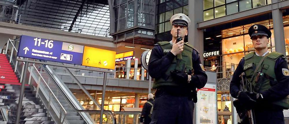 In Berlin zeigt die Polizei an Flughäfen und Bahnhöfen Präsenz.