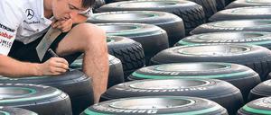 Kein heißer Reifen. Ein Mercedes-Mechaniker markiert auf der Formel-1-Strecke von Abu Dhabi Rennreifen. Foto: dpa