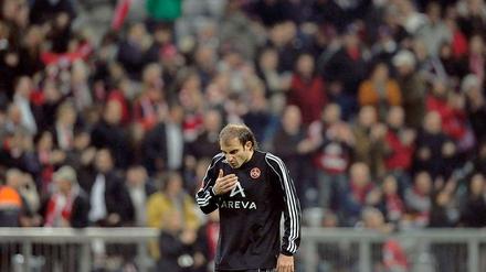 Das Lama von Nürnberg: Immerhin war Javier Pinola seine Spuckattacke gegen den Münchner Bastian Schweinsteiger danach richtig peinlich.