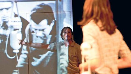 Chris Kondek und Christiane Kühl entlarven Verschwörungen.