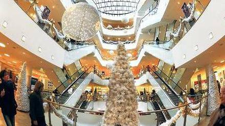 Süßer die Kassen nie klingeln. Die Vorfreude auf das Weihnachtsgeschäft ist bei Karstadt groß.