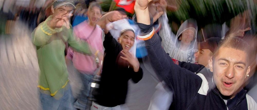 Artikel sind im Ethnolekt verpönt. Am besten, man vernuschelt die Worte.