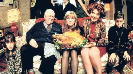 Happy Turkey Day! Der gefüllte Truthahn ist das Prunkstück von Thanksgiving, an dem sich in ganz Amerika Familien zum Schmausen und Streiten versammeln. Wie das enden kann, hat Jodie Foster in ihrem Film „Home for the Holidays“ gezeigt. (Holly Hunter ist die Dame mit der Pute.)