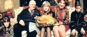 Happy Turkey Day! Der gefüllte Truthahn ist das Prunkstück von Thanksgiving, an dem sich in ganz Amerika Familien zum Schmausen und Streiten versammeln. Wie das enden kann, hat Jodie Foster in ihrem Film „Home for the Holidays“ gezeigt. (Holly Hunter ist die Dame mit der Pute.)
