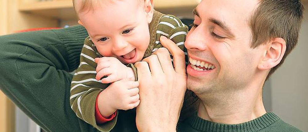 Noch die Ausnahme. Jeder fünfte Vater nimmt sich eine berufliche Auszeit, wenn das Kind da ist. Seit drei Jahren unterstützt das der Staat mit rund zwei Dritteln des bisherigen Netto-Einkommens – bis zu maximal 1800 Euro. Foto: dpa