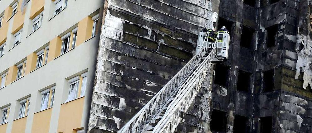 Feuerwehrleute am ausgebrannten Wohnheim in Dijon.