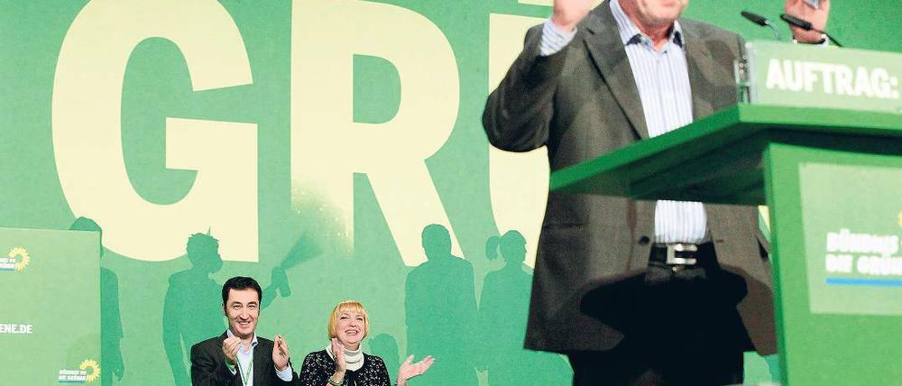 Grüne Eintracht. Die Vorsitzenden der Partei Cem Özdemir und Claudia Roth applaudieren im Hintergrund nach der Rede des baden-württembergischen Fraktionschefs Winfried Kretschmann. Foto: Arnd Wiegmann/Reuters