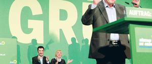 Grüne Eintracht. Die Vorsitzenden der Partei Cem Özdemir und Claudia Roth applaudieren im Hintergrund nach der Rede des baden-württembergischen Fraktionschefs Winfried Kretschmann. Foto: Arnd Wiegmann/Reuters