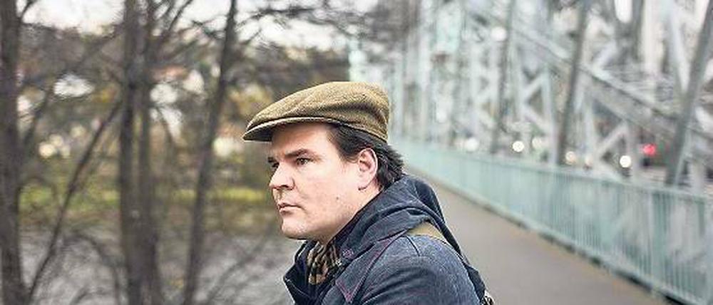 Kauz und Kulturbürger. Uwe Tellkamp auf dem Blauen Wunder, Dresdens berühmter Brücke über die Elbe. Foto: Sven Döring/Suhrkamp