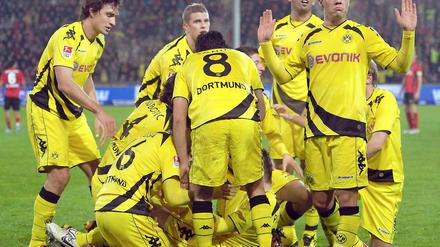 Ich war's nicht: Der BVB feiert den Siegtreffer. Nicht durch Mario Götze (vorne), sondern durch den Freiburger Mujdza.