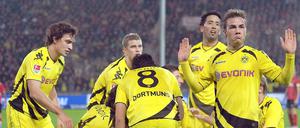 Ich war's nicht: Der BVB feiert den Siegtreffer. Nicht durch Mario Götze (vorne), sondern durch den Freiburger Mujdza.