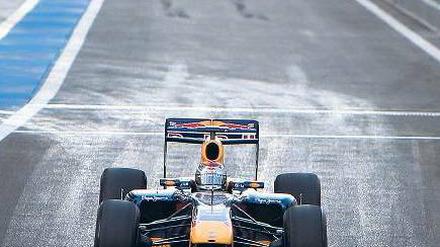 Ausfahrt ohne Interviews. Zwei Tage lang kann sich Sebastian Vettel bei Testfahrten als Rennfahrer fühlen, dann geht der Weltmeister-Rummel weiter. Foto: dpa