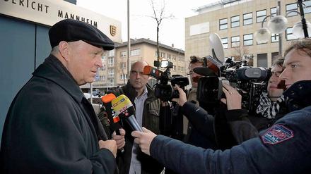 Der Anwalt von Jörg Kachelmann gibt in einer Prozesspause ein Interview.