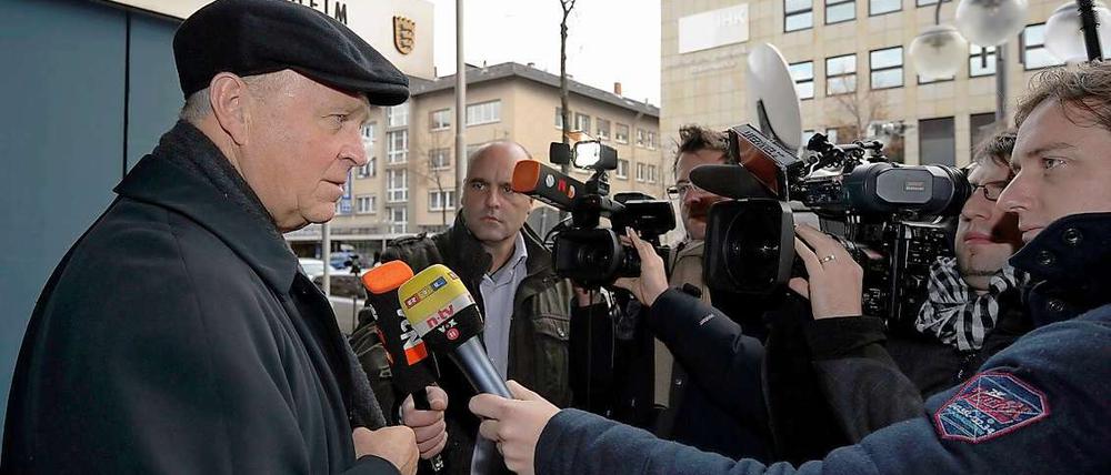 Der Anwalt von Jörg Kachelmann gibt in einer Prozesspause ein Interview.