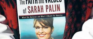 In Treue fest. „Der Glaube und die Werte“ der Sarah Palin, das gibt es auch in Buchform. Ihre Anhänger kommen vor allem aus der Tea-Party-Bewegung. Foto: AFP