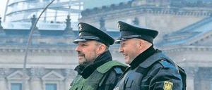 Schwer bewaffnet. Seit Donnerstag sind die Objektschützer wegen der Terrorwarnungen auch am Reichstag mit Maschinenpistolen ausgerüstet. 