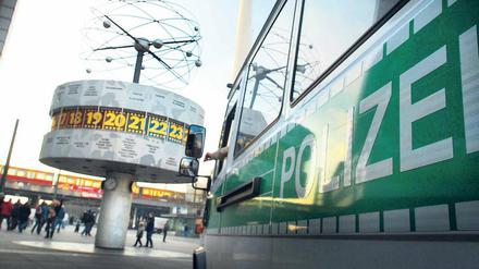 Auf den ersten Blick ist der Stadt nichts anzumerken: Anziehungspunkte wie der Alexanderplatz sind trotz Terrorwarnung weiterhin gut besucht.