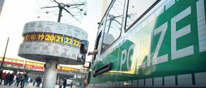 Auf den ersten Blick ist der Stadt nichts anzumerken: Anziehungspunkte wie der Alexanderplatz sind trotz Terrorwarnung weiterhin gut besucht. 
