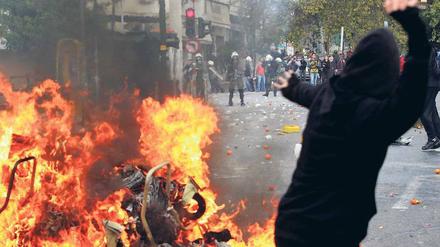 Symptome der „Katastrophengesellschaft“. Proteste in Athen nach der Erschießung eines Jugendlichen durch die Polizei. Foto: p-a/dpa