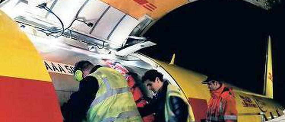 Gefährliche Ladung? Bevor die Luftfracht in den Flugzeugen ankommt, hat sie einen langen Weg hinter sich. Minister Ramsauer will diese Lieferkette sicherer machen. Foto: ddp