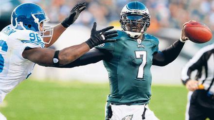 Neu ausholen. Michael Vick (in Grün) saß wegen der Beteiligung an illegalen Hundekämpfen 23 Monate im Gefängnis. Heute engagiert sich Philadelphias Quarterback gegen Tierquälerei, doch nicht alle Fans sind von seinem Sinneswandel überzeugt.