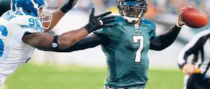 Neu ausholen. Michael Vick (in Grün) saß wegen der Beteiligung an illegalen Hundekämpfen 23 Monate im Gefängnis. Heute engagiert sich Philadelphias Quarterback gegen Tierquälerei, doch nicht alle Fans sind von seinem Sinneswandel überzeugt.