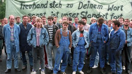 Der Treuhandanstalt unterstanden rund 8000 Unternehmen mit vier Millionen Beschäftigten, nur zwölf Prozent der verkauften ostdeutschen Betriebe gingen an Ostdeutsche.