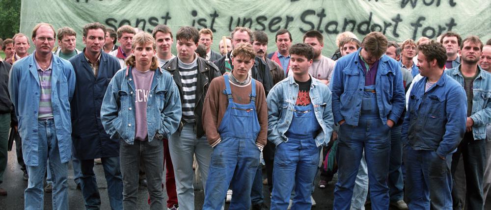 Der Treuhandanstalt unterstanden rund 8000 Unternehmen mit vier Millionen Beschäftigten, nur zwölf Prozent der verkauften ostdeutschen Betriebe gingen an Ostdeutsche.