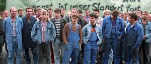 Der Treuhandanstalt unterstanden rund 8000 Unternehmen mit vier Millionen Beschäftigten, nur zwölf Prozent der verkauften ostdeutschen Betriebe gingen an Ostdeutsche.