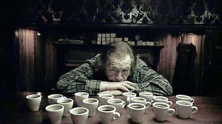 Brian Cox spielt einen versoffenen, menschenfeindlichen Barkeeper.