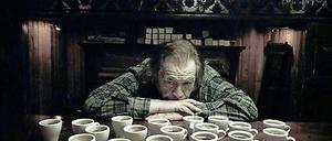 Brian Cox spielt einen versoffenen, menschenfeindlichen Barkeeper.