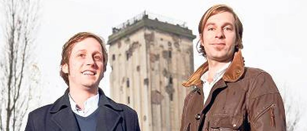 Eigentümer Roth (rechts) und Sailer vor ihrem Wasserturm in Heinersdorf.