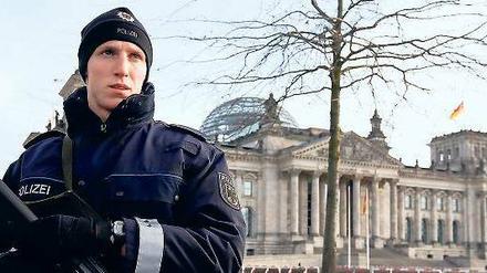 Gut bewacht. Die innenpolitische Grundsatzdebatte im Bundestag war auch von den Terror-Vermutungen der letzten Tage und deren Auswirkungen geprägt. Foto: Fabrizio Bensch/Reuters