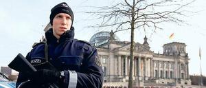 Gut bewacht. Die innenpolitische Grundsatzdebatte im Bundestag war auch von den Terror-Vermutungen der letzten Tage und deren Auswirkungen geprägt. Foto: Fabrizio Bensch/Reuters