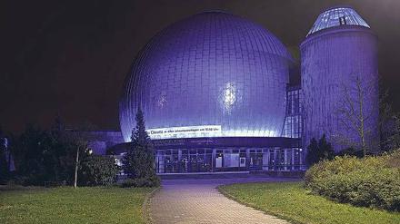 Es leuchten die Sterne. Das Zeiss-Großplanetarium in Prenzlauer Berg lockt Besucher mit nächtlicher Illumination. Auch im Innern will man mit moderner Technik aufrüsten. Doch auch das Gebäude hat einen Sanierungsbedarf von mehreren Millionen Euro.