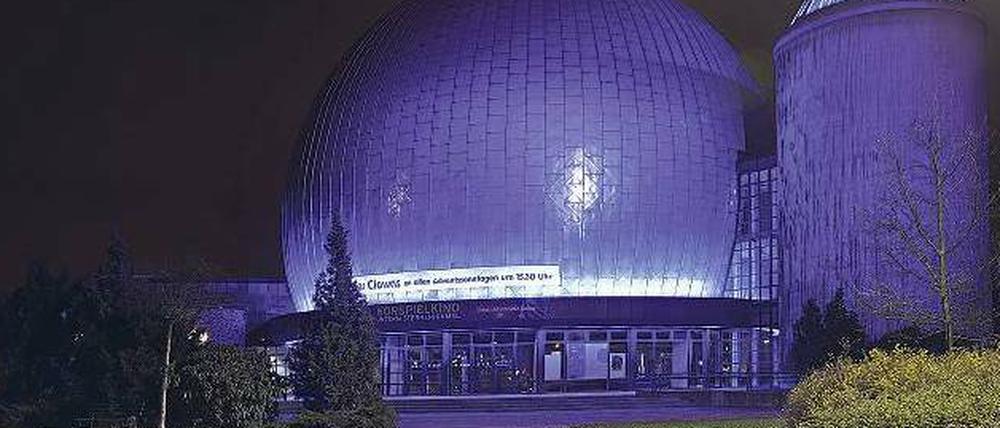 Es leuchten die Sterne. Das Zeiss-Großplanetarium in Prenzlauer Berg lockt Besucher mit nächtlicher Illumination. Auch im Innern will man mit moderner Technik aufrüsten. Doch auch das Gebäude hat einen Sanierungsbedarf von mehreren Millionen Euro.