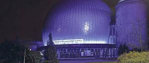 Es leuchten die Sterne. Das Zeiss-Großplanetarium in Prenzlauer Berg lockt Besucher mit nächtlicher Illumination. Auch im Innern will man mit moderner Technik aufrüsten. Doch auch das Gebäude hat einen Sanierungsbedarf von mehreren Millionen Euro.
