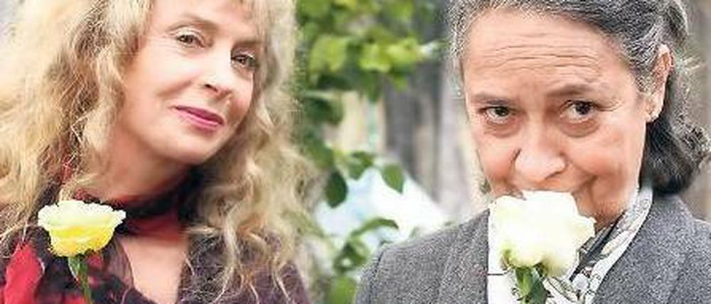 In vollen Zügen genießen Lore (Monica Bleibtreu, r.) und Anneliese (Gisela Schneeberger) im Film „Ladylike“ das Leben in ihrer Frauen-WG. Monica Bleibtreu starb im Mai 2009. Foto: ZDF