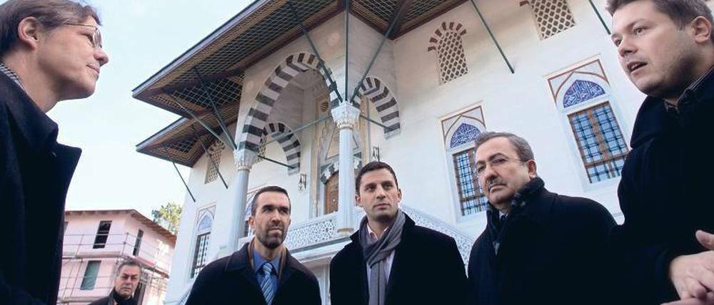Vis-à-vis. Bischof Markus Dröge (l.) traf Vertreter der Sehitlik-Moschee: Imam Mustafa Aydin (3.v.l.) und Yavus Akgül (4.v.l).