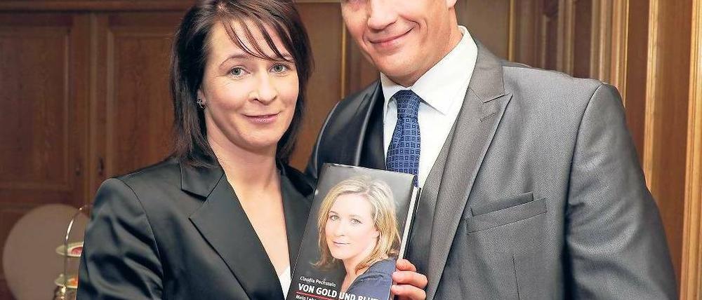 Verbuchtes Paar. Claudia Pechstein und Matthias Große bei der Vorstellung ihrer Autobiografie „Von Gold und Blut“.