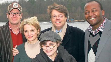 Peter Schwenkow (hinten) will 2011 am Templiner See Oper zeigen. Mit von der Partie sind die Dirigentin Judith Kubitz (v.l.), Katharina Thalbach als Regisseurin und Tenor Musa Nkuna.