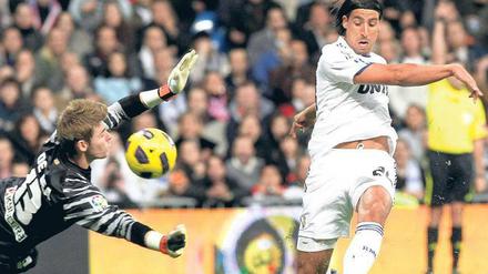 Fit für Madrid. Nach überstandenen Muskelproblemen ist Sami Khedira ebenso bei seinem ersten „Clásico“ dabei wie Mesut Özil. Foto: dpa
