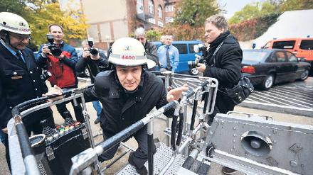 Einsatz in Volksnähe. Klaus Wowereit ist wieder da – bei den Menschen draußen, wo es brennt. Hier ist Wowereit bei der Feuerwehr in Schöneberg zu Gast. 