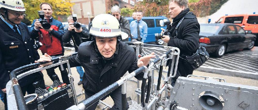 Einsatz in Volksnähe. Klaus Wowereit ist wieder da – bei den Menschen draußen, wo es brennt. Hier ist Wowereit bei der Feuerwehr in Schöneberg zu Gast.