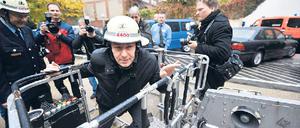 Einsatz in Volksnähe. Klaus Wowereit ist wieder da – bei den Menschen draußen, wo es brennt. Hier ist Wowereit bei der Feuerwehr in Schöneberg zu Gast. 