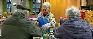 Bedürftige in einer Essensausgabe in Neukölln.