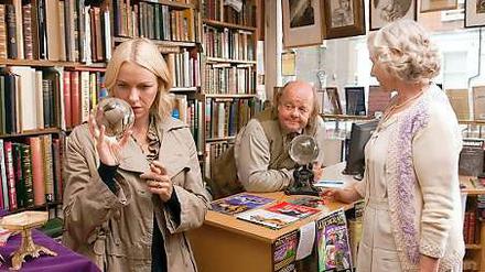 Naomi Watts (l.) und Gemma Jones (r.) in dem Drama "Ich sehe den Mann Deiner Traeume" von Woody Allen. Der Film läuft am 2. Dezember in den deutschen Kinos an.