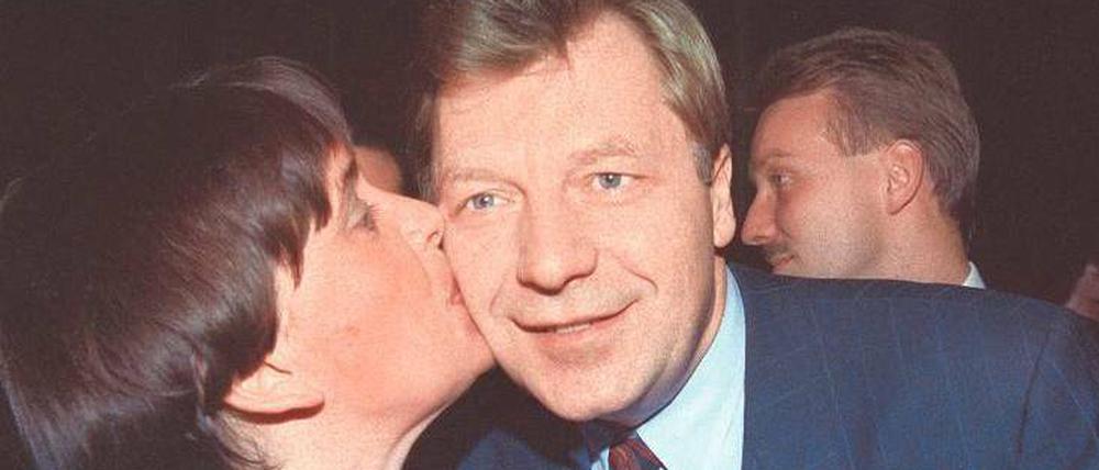 Ein Küsschen in Ehren. Nach dem erfolgreichen Ausgang der Wahl am 2. Dezember 1990 hatte sich Eberhard Diepgen erst mal ein Bier verdient – und die Glückwünsche seiner Frau Monika. Foto: pa/dpa