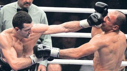 Gruß an die Nase. Carl Froch (links) führte Arthur Abraham im Ring von Helsinki vor und versetzte ihm die zweite Niederlage im dritten Super-Six-Kampf. Foto: dpa