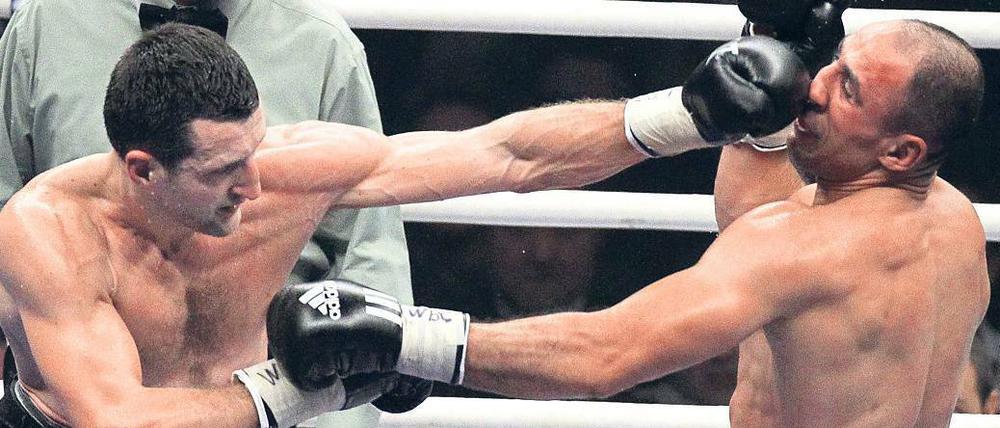 Gruß an die Nase. Carl Froch (links) führte Arthur Abraham im Ring von Helsinki vor und versetzte ihm die zweite Niederlage im dritten Super-Six-Kampf. Foto: dpa